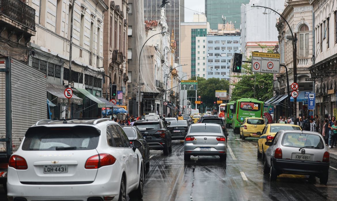 Adesivo eleitoral no carro pode levar à perda do seguro; entenda a regra
