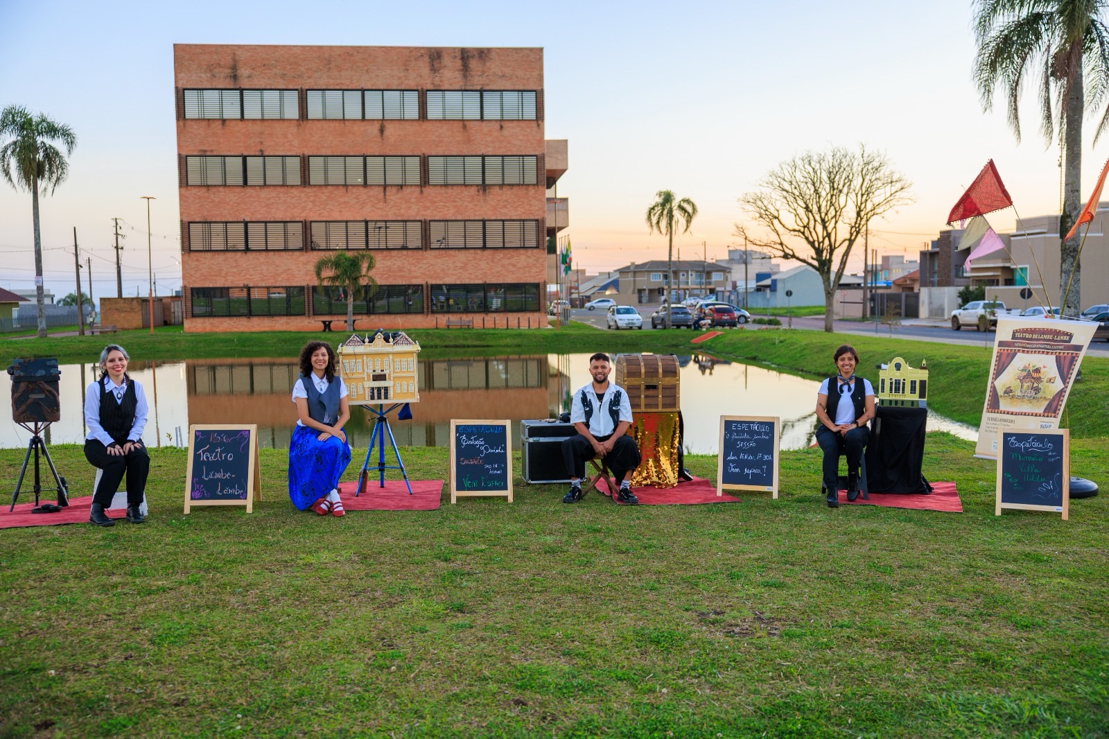 Projeto cultural leva teatro em miniatura a Carambeí durante circulação pelo Sul