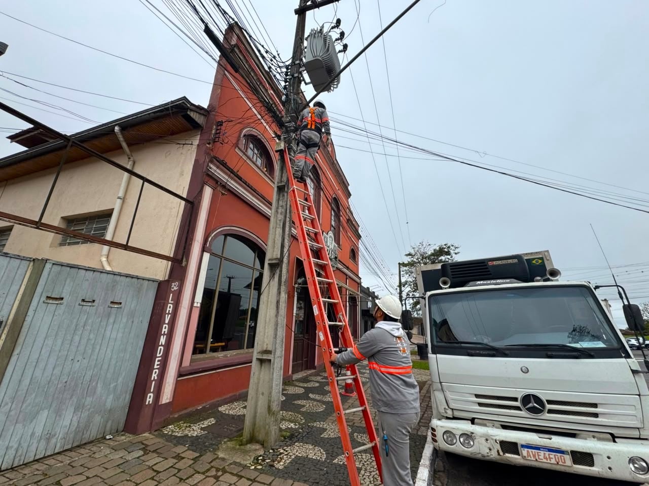 Prefeitura e Copel iniciam força-tarefa para&nbsp;retirar cabos irregulares das ruas de Castro