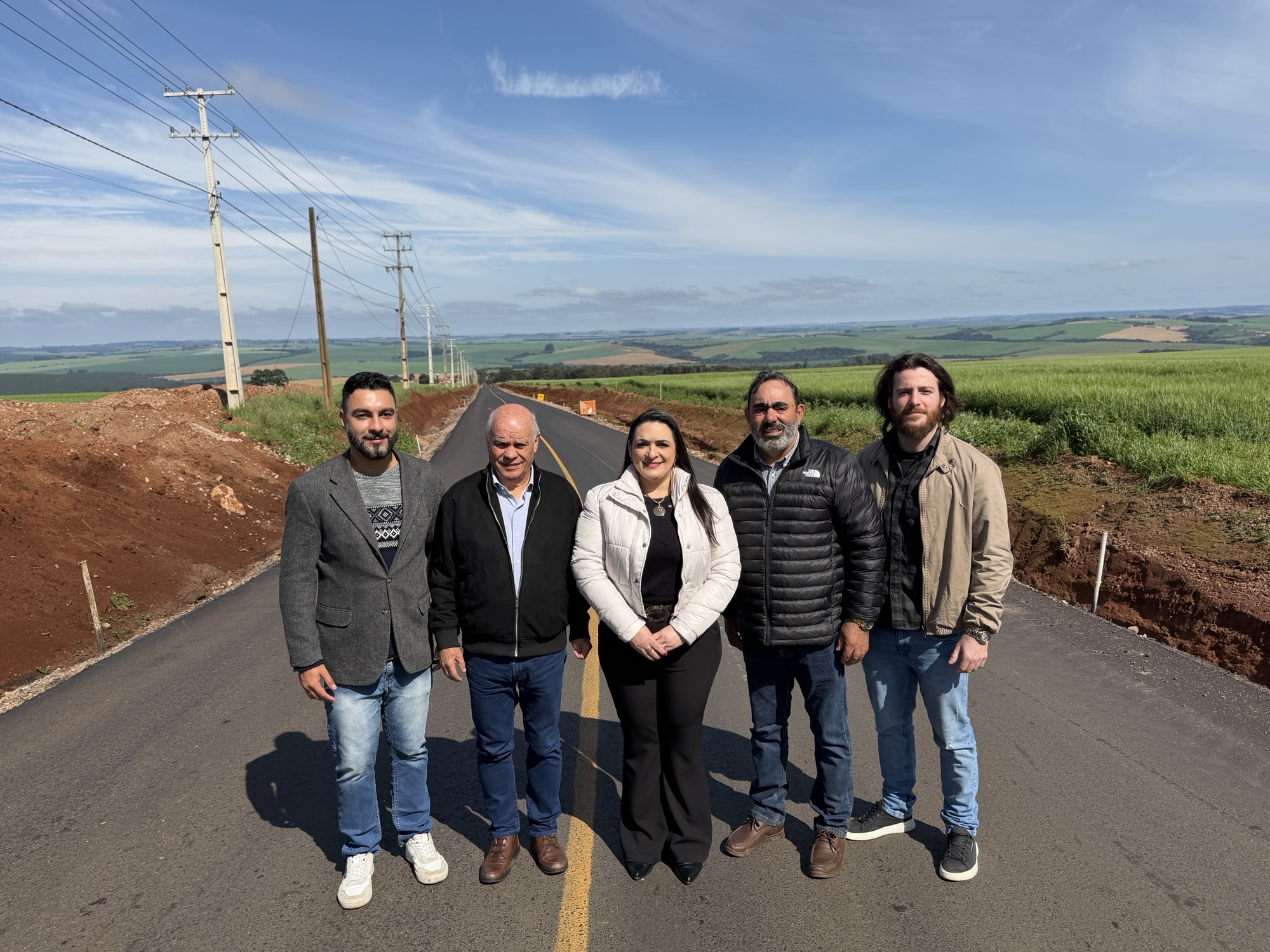 Secretário da Agricultura do Paraná visita obra de pavimentação em Carambeí