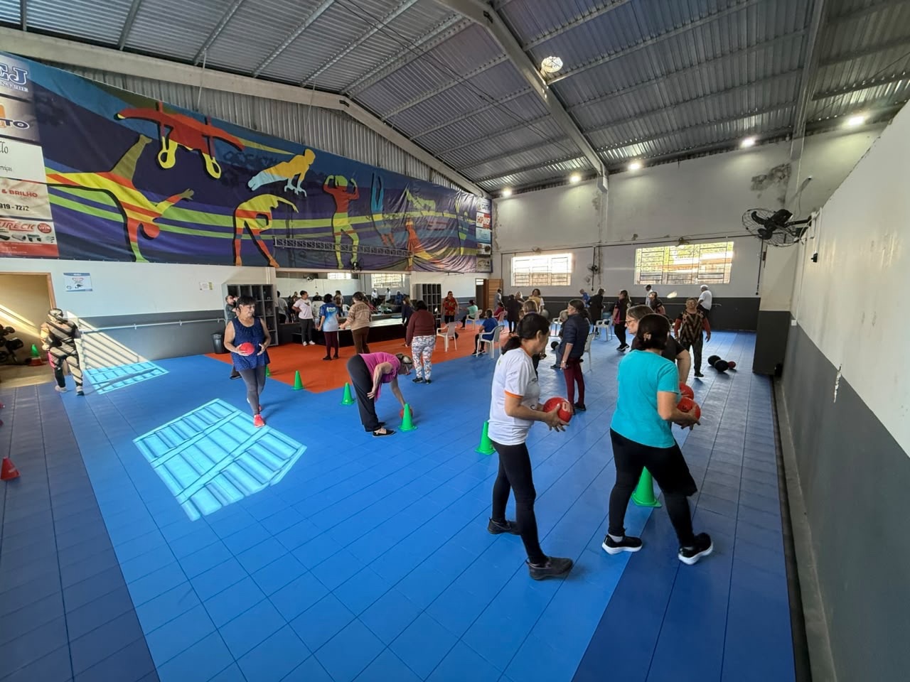 Ginásio Gerson Torres Pereira e CAF ganham piso novo e manta térmica em Castro