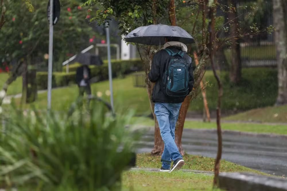 Frente fria muda o tempo no Paraná e traz chuvas e trovoadas; veja a previsão por região
