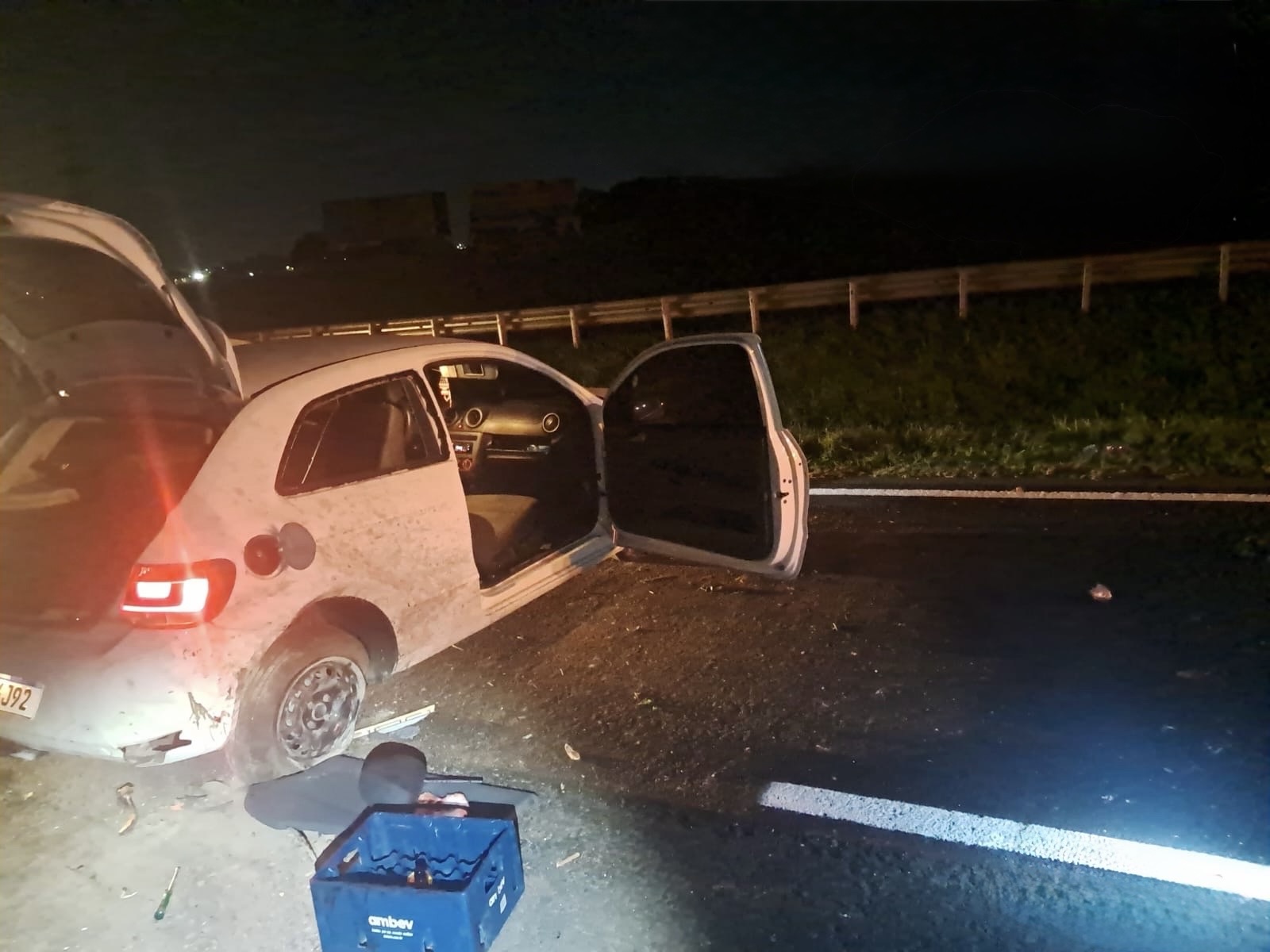 Motorista fica ferido após carro colidir contra canaleta na PR-151, em Carambeí