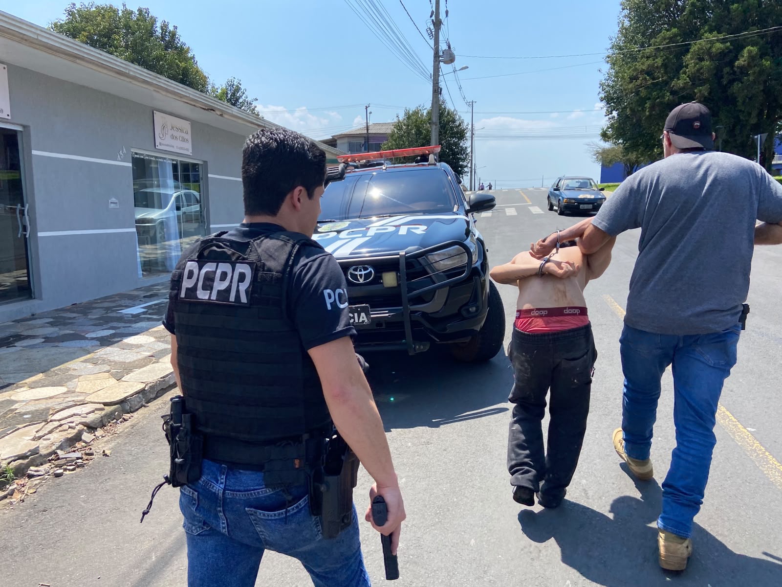 Dois homens são presos e arma e drogas são apreendidas pela Polícia Civil na região