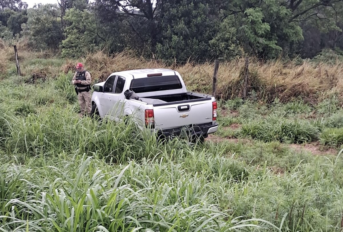 S10 bate na traseira de caminhão na PR-151, em Carambeí