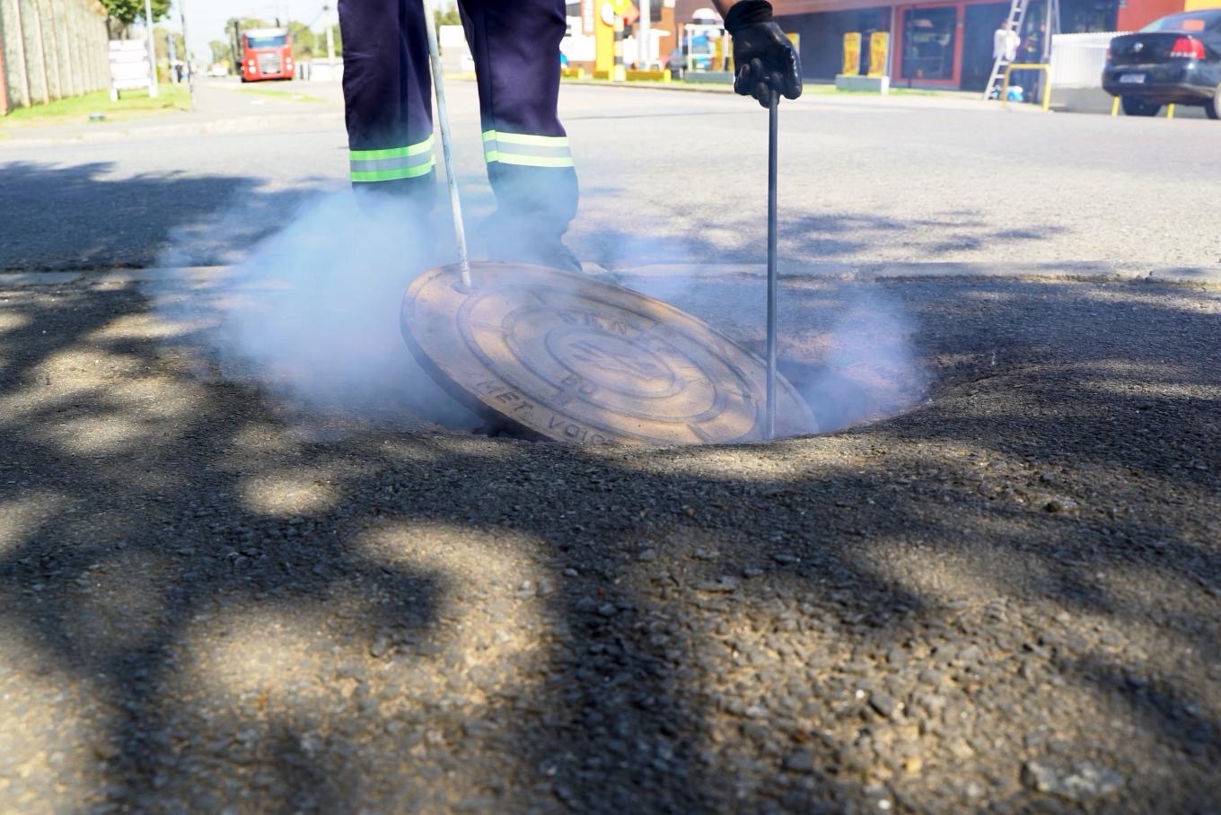 Sanepar realiza testes de fumaça na rede de esgoto em Carambeí
