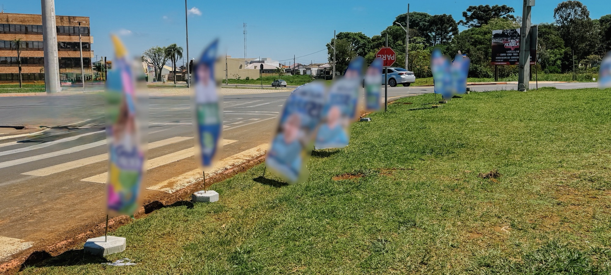 Wind banners ganham as ruas de Carambeí, mas devem seguir a lei