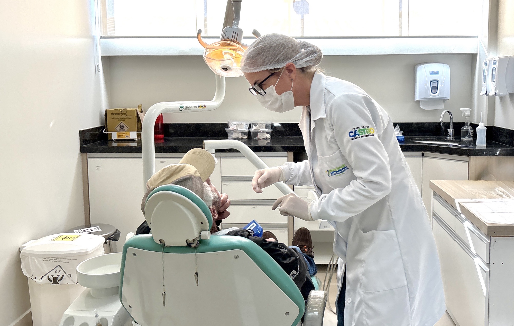 Castro entrega 100 novas próteses dentárias em mutirão para pacientes