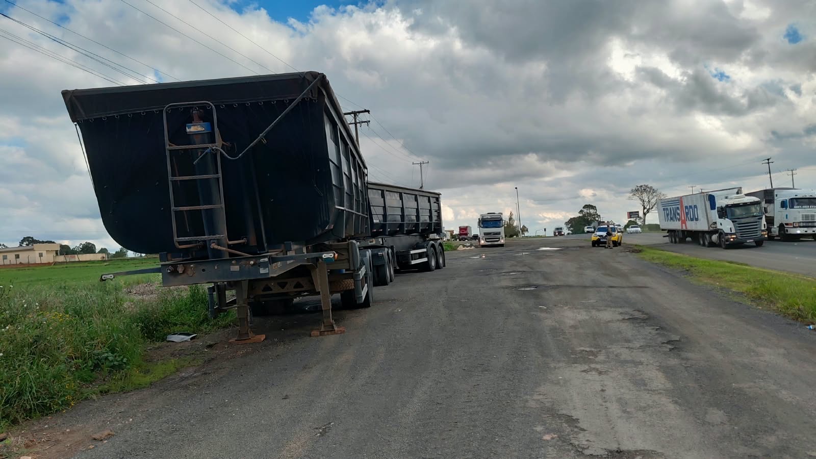 Semirreboque com alerta de furto é localizado às margens da PR-151, em Carambeí