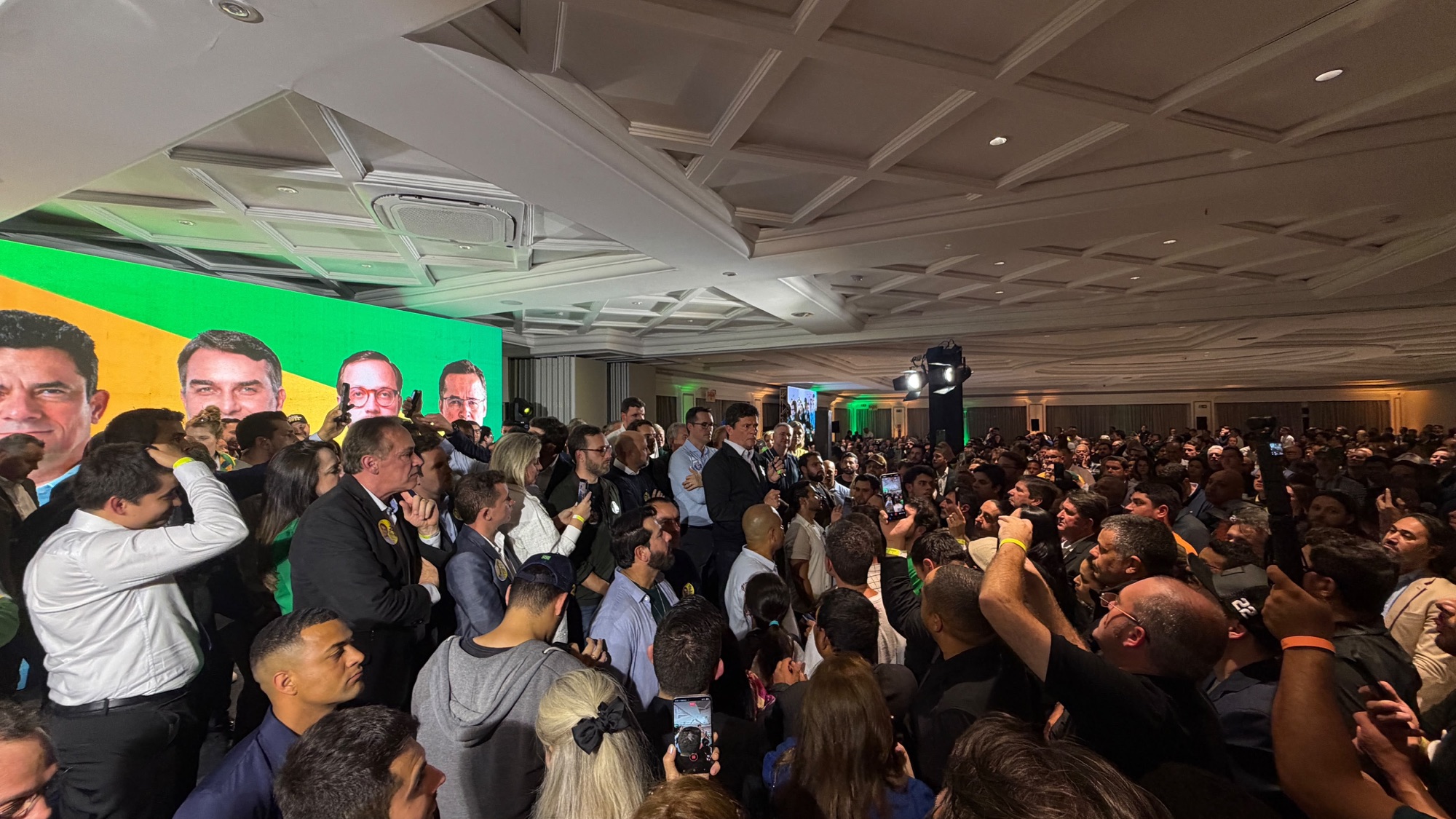 Moro reúne 230 prefeitos e quase 3 mil pessoas em evento pró-Flávio em Curitiba