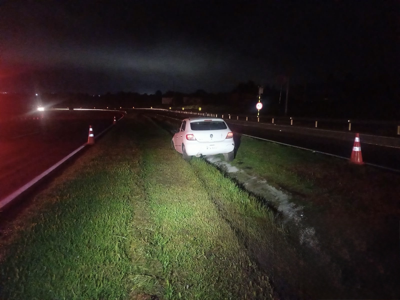 Motorista fica ferido após carro atingir canaleta na PR-151, em Carambeí