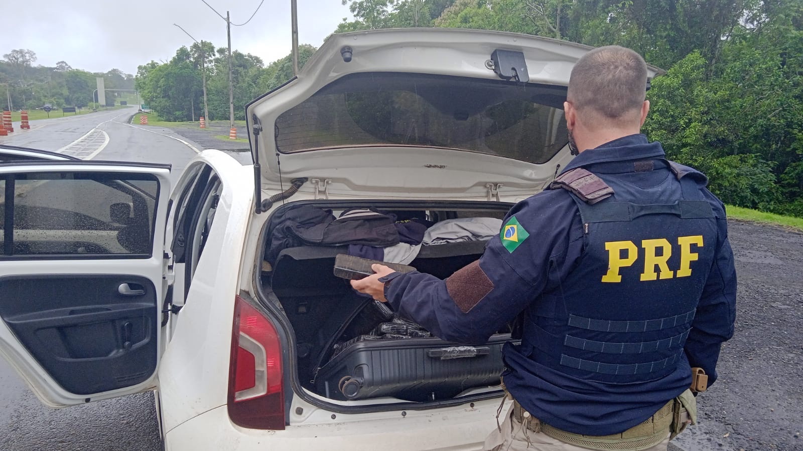 PRF apreende mais de 170 kg de maconha em veículo na BR-373