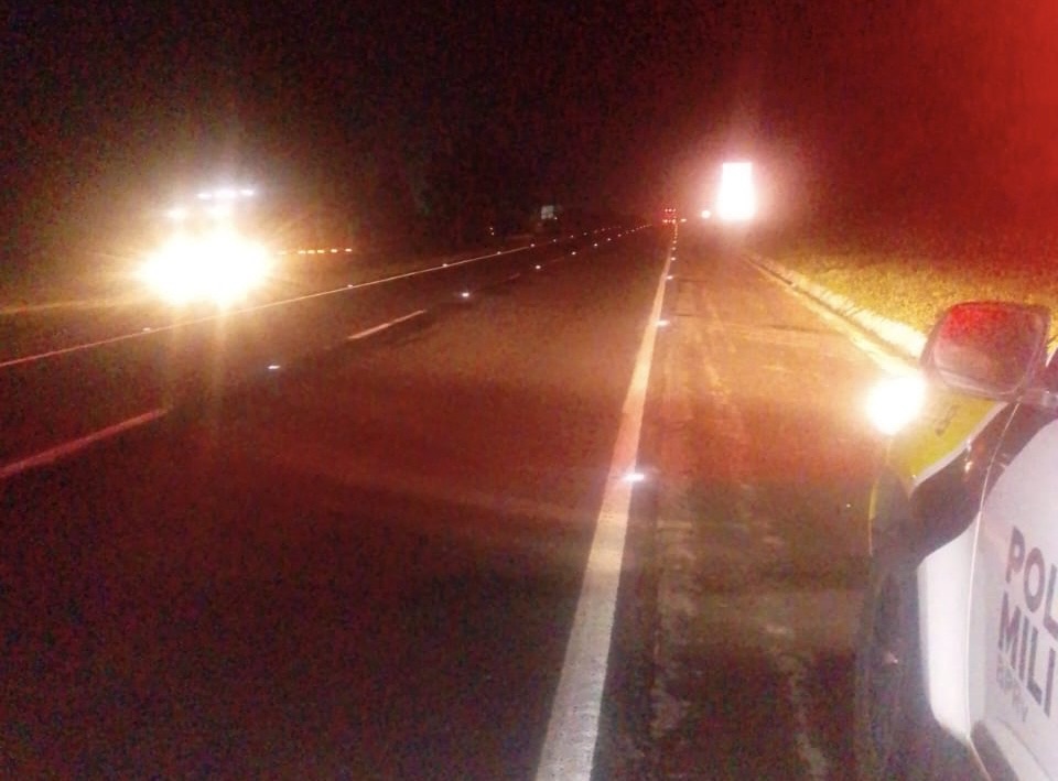 Motociclista fica ferido em colisão traseira com caminhão na PR-151, em Carambeí