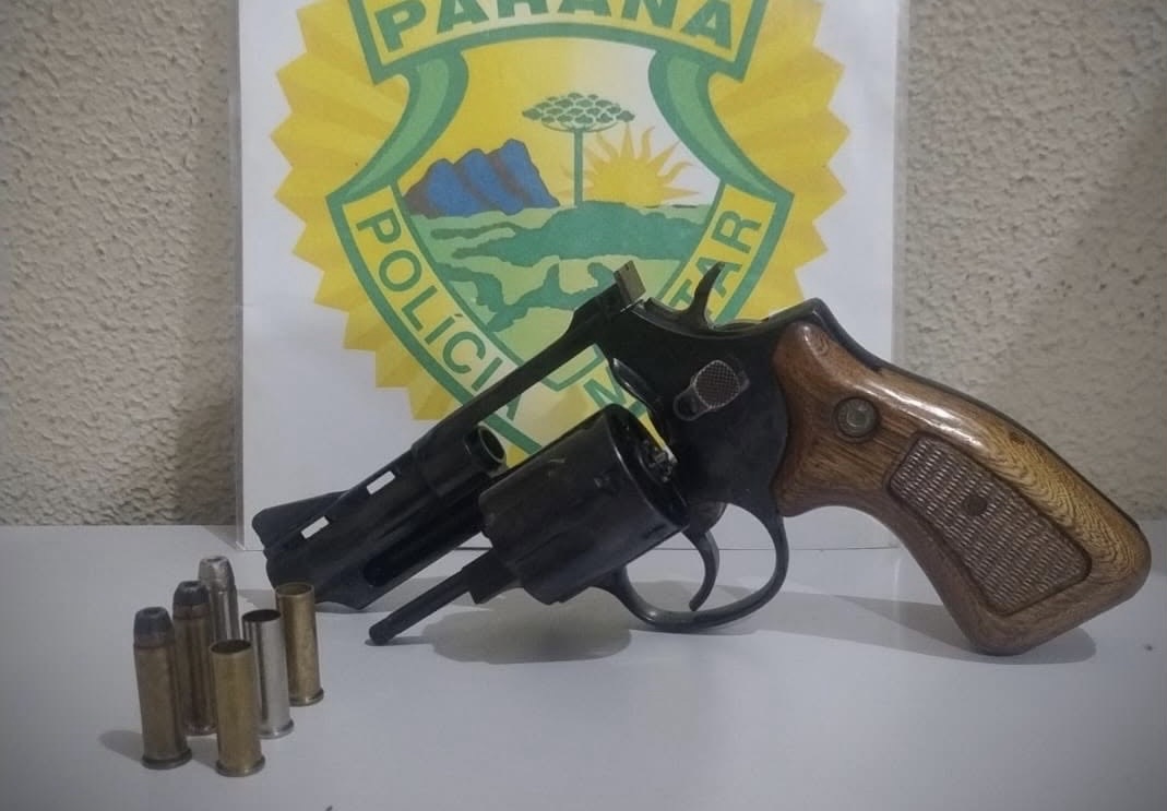 PM apreende revólver após denúncia de disparos de arma de fogo na região