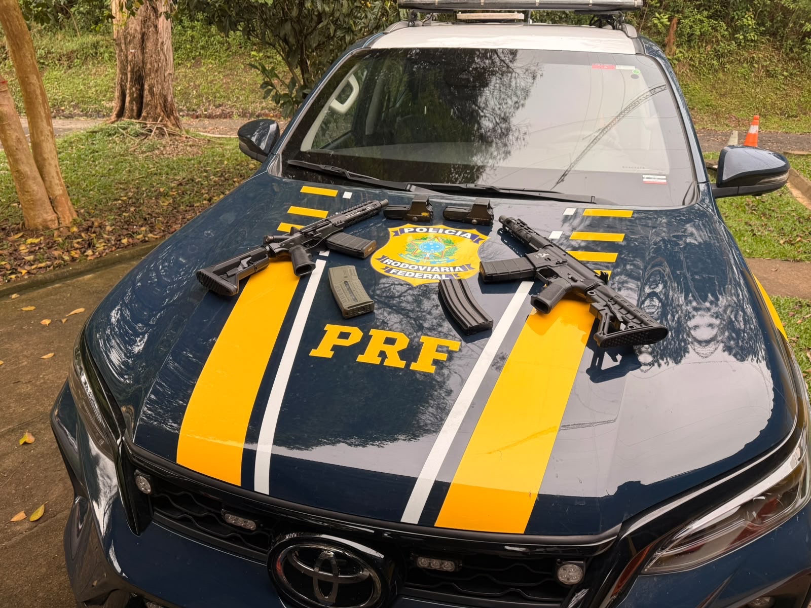 PRF apreende dois fuzis escondidos no painel de carro na BR-376