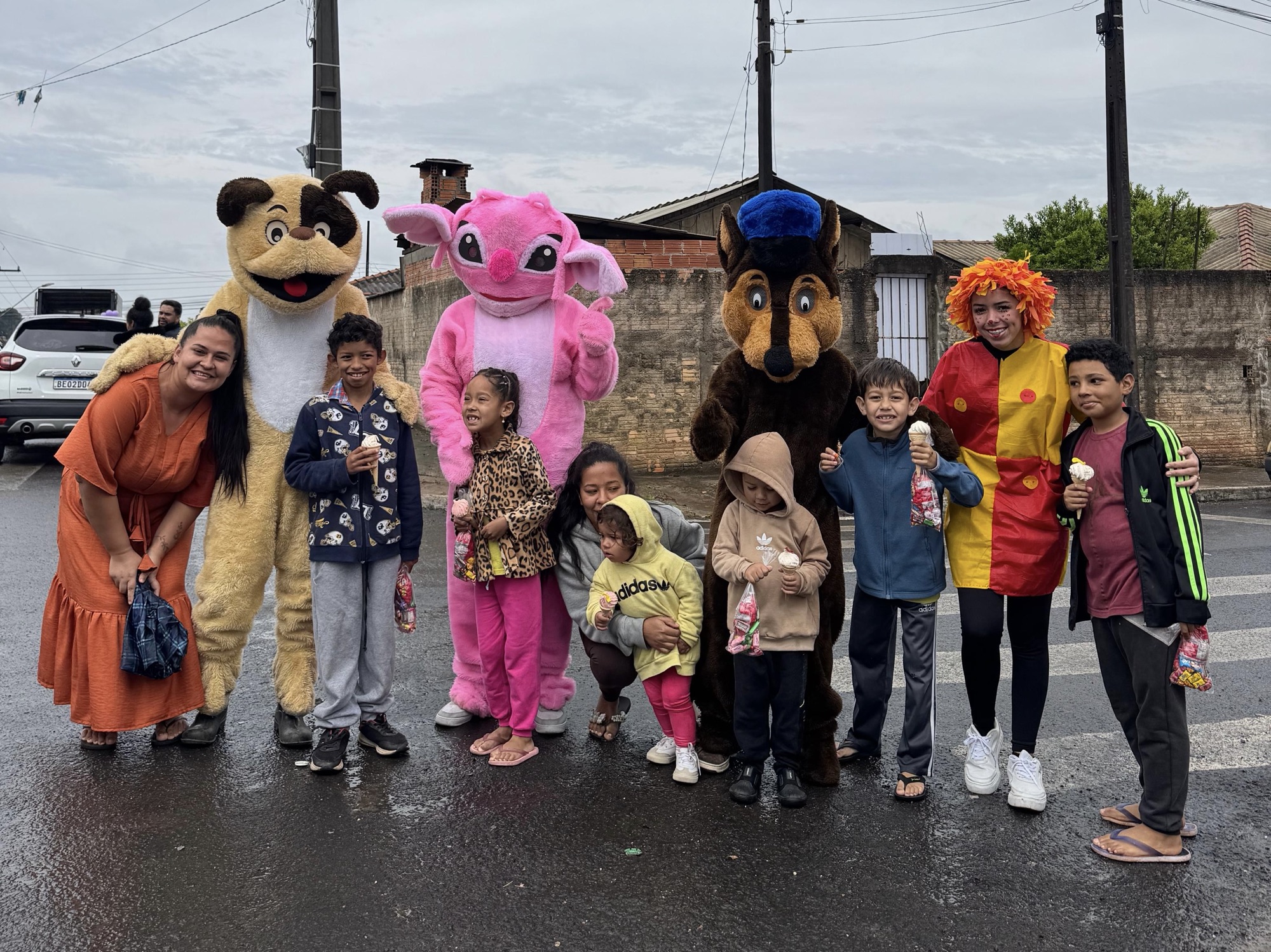 Grupo Cachorro Loko leva doces às crianças de Castro em comboio de motos nesta segunda-feira