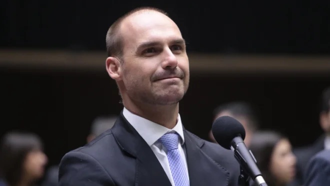 Moraes determina emissão de mandado de prisão contra Eduardo Bolsonaro
