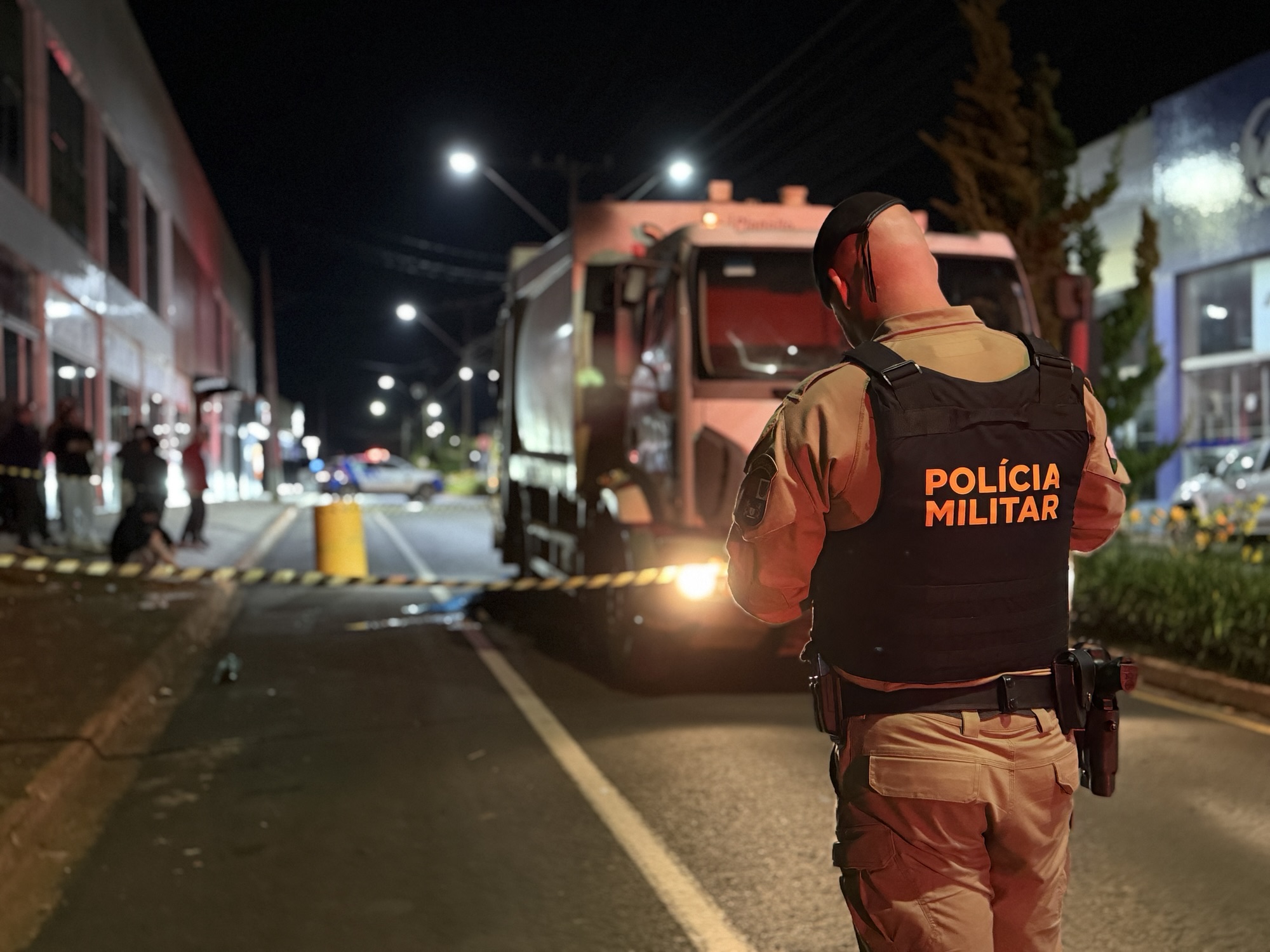 Motociclista morre após acidente com caminhão da coleta de lixo em Carambeí