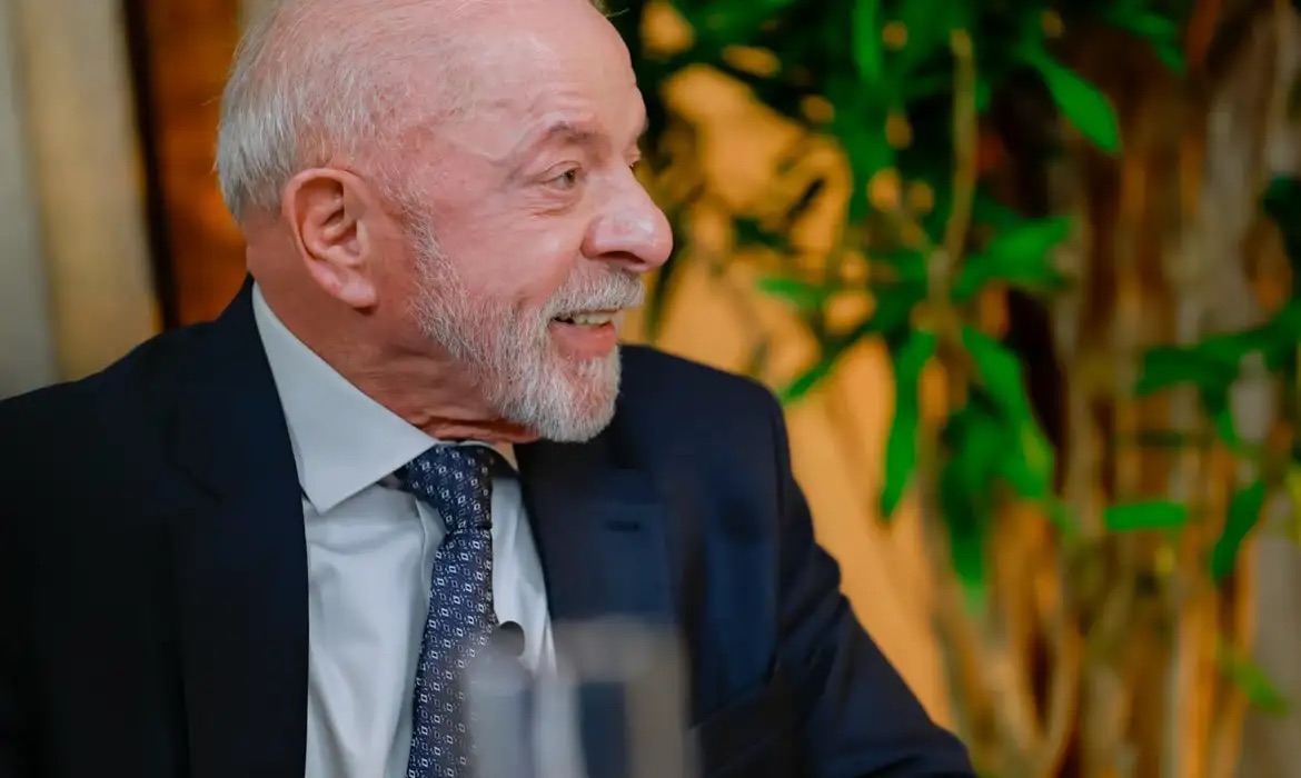 Lula diz que vai entregar ao TSE pedido de abertura de sigilo