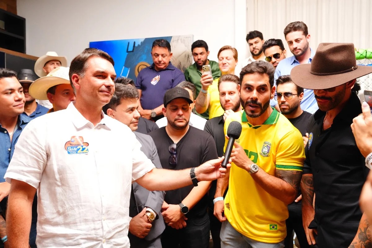 Flávio Bolsonaro recebe apoio de cantores sertanejos; saiba quem