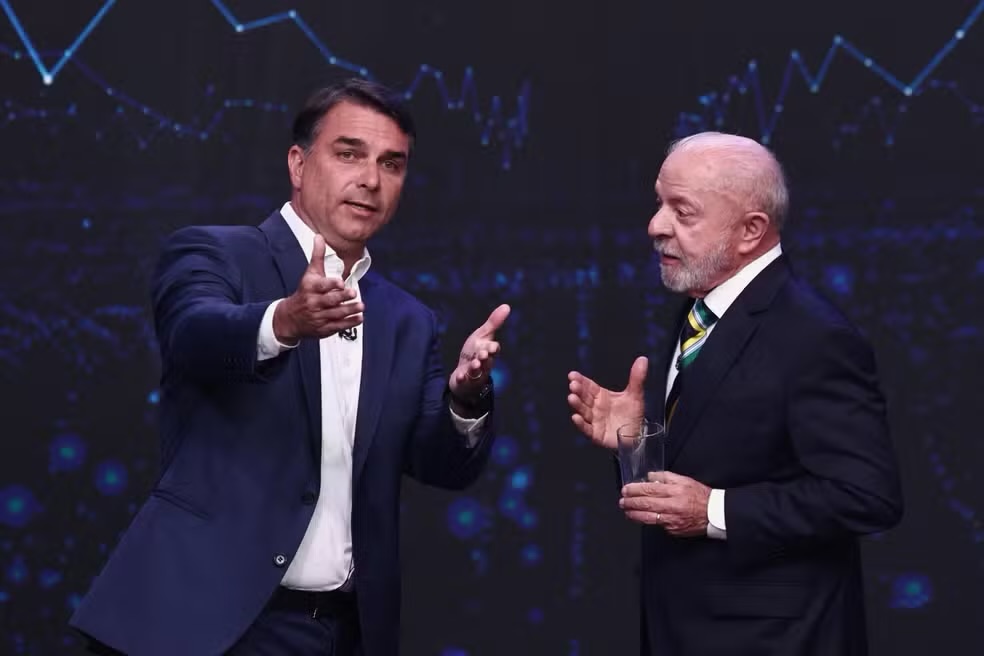 Flávio Bolsonaro aparece à frente de Lula em nova pesquisa Quaest: 45% a 44%