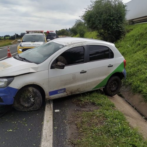 Veículo capota após colidir com barranco em Carambeí