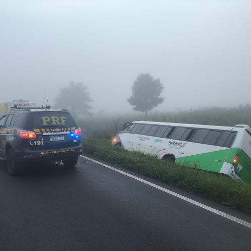 Ônibus com pacientes da Saúde tomba durante viagem para consultas médicas na região