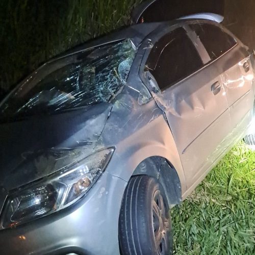 Motorista fica ferido após carro bater em canaleta na PR-151, em Carambeí
