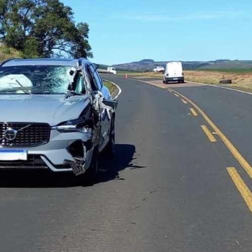 Idoso fica ferido em acidente entre SUV e caminhão na região