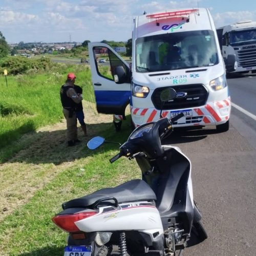 Motociclista fica ferida após queda na PR-151 em Carambeí