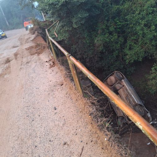 Carro sai da pista e cai às margens do Rio Pitangui em Carambeí