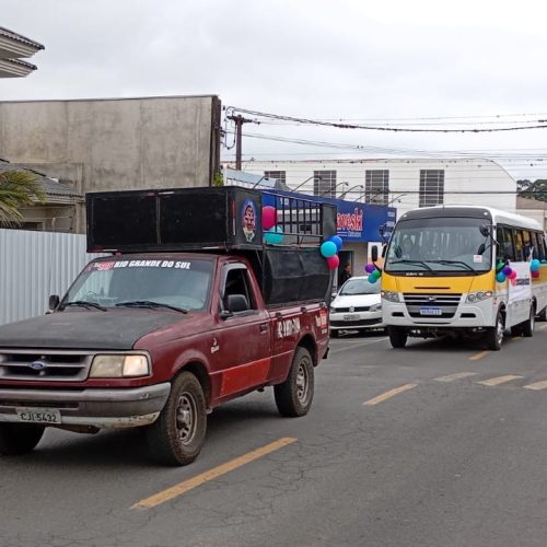 Carreata em apoio às escolas especializadas mobiliza a comunidade de Carambeí