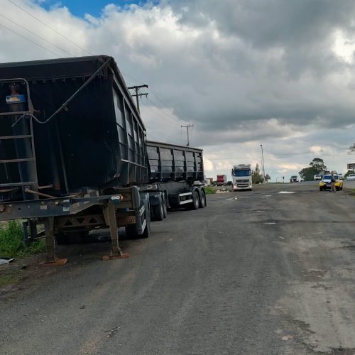 Semirreboque com alerta de furto é localizado às margens da PR-151, em Carambeí