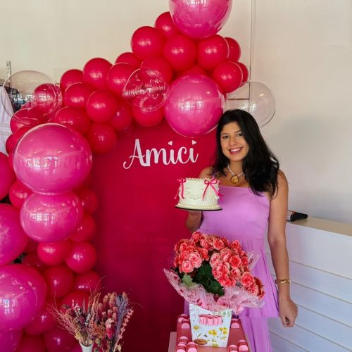 Amici completa 1 ano em Carambeí com moda, propósito e amizade