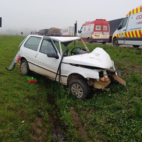 Caminhão tomba após motorista tentar desviar de carro na região