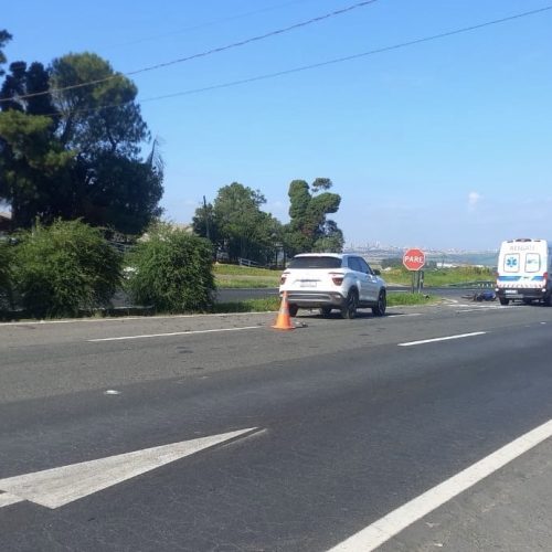 Colisão entre carro e moto deixa feridos na PR-151 em Carambeí