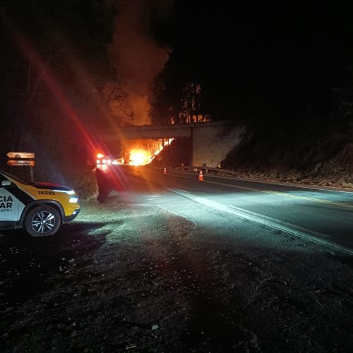 Incêndio em semirreboque causa interdição em rodovia da região 