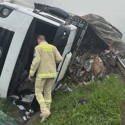 Caminhão tomba na PR-151 e deixa passageira com ferimentos leves