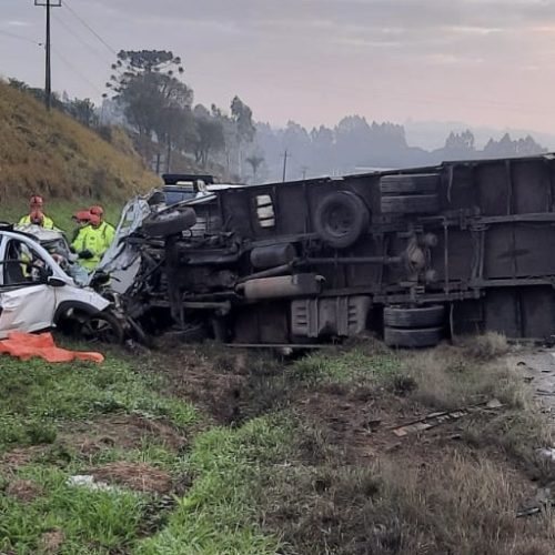 Colisão frontal na PR-151 resulta em três mortes