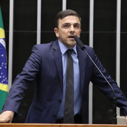 Aliel Machado vota a favor da isenção do imposto de renda