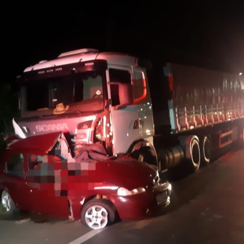Mulher morre após colisão entre carro e caminhão na BR-376, em Ponta Grossa