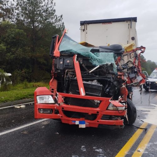 Grave colisão entre dois caminhões e um carro bloqueia rodovia na região