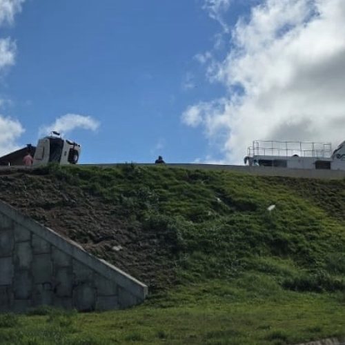 Caminhão tomba na PR-151 e bloqueia viaduto entre Carambeí e PG