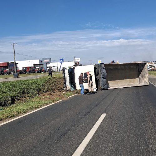 Caminhão tomba no trecho entre Ponta Grossa e Carambeí