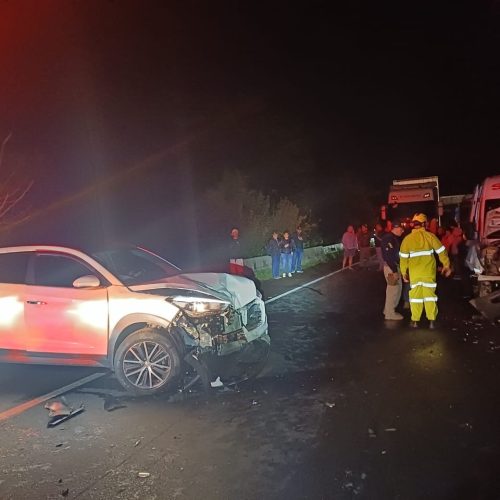 Colisão frontal entre van da saúde e carro deixa três feridos na BR-376, em Ponta Grossa
