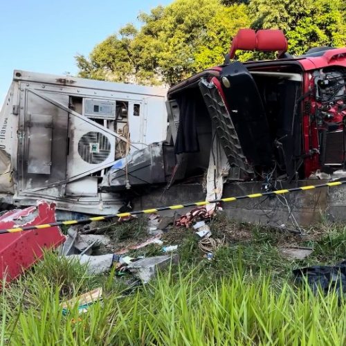 Motorista morre após tombar caminhão no Paraná