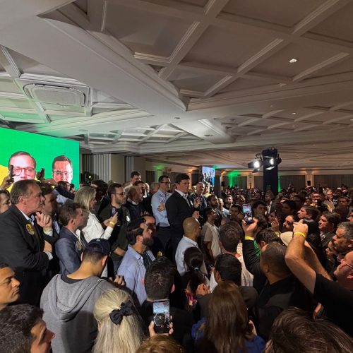 Moro reúne 230 prefeitos e quase 3 mil pessoas em evento pró-Flávio em Curitiba