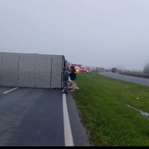 Vídeo mostra carro na contramão antes de caminhão tombar na região