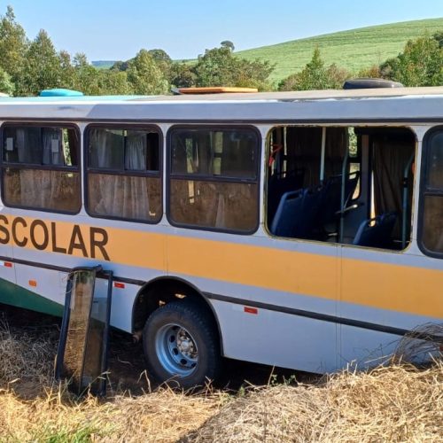 Ônibus sai da pista na PR-090, em Ventania, e deixa nove feridos