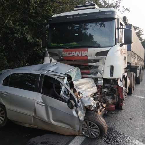 Colisão frontal entre carro e caminhão deixa uma pessoa morta na região
